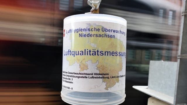 An 57 Prozent der Messstationen an stark befahrenen Straßen überschritten die Werte 2016 im Jahresmittel den Grenzwert. An 57 Prozent der Messstationen an stark befahrenen Straßen überschritten die Werte 2016 im Jahresmittel den Grenzwert.