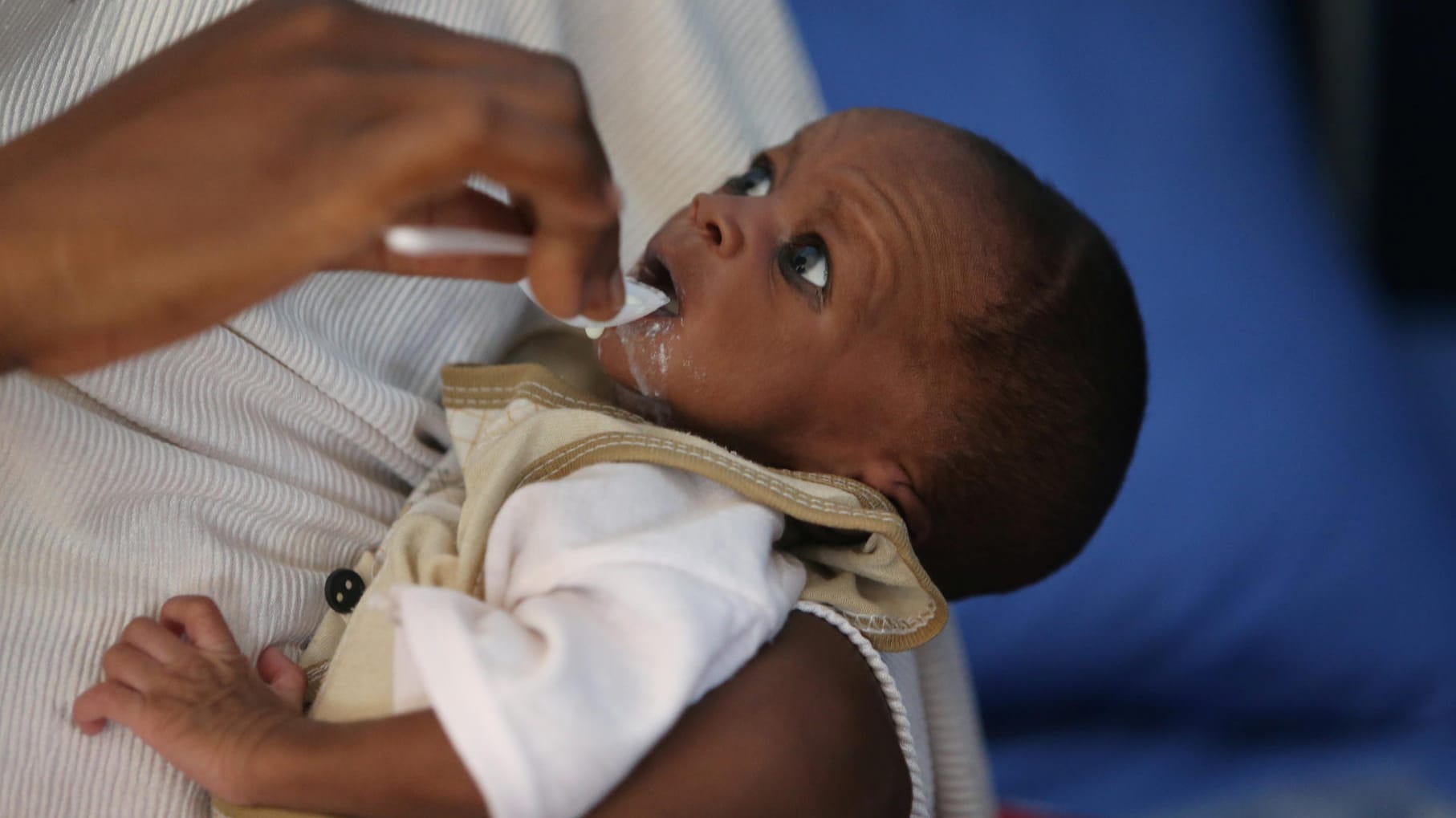 Helfer füttern ein Baby im Krankenhaus von Maiduguri im Nordosten von Nigeria.