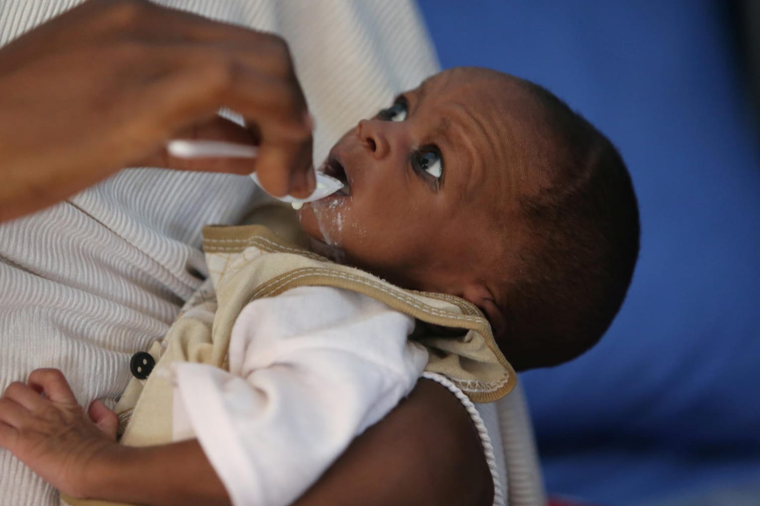 Helfer füttern ein Baby im Krankenhaus von Maiduguri im Nordosten von Nigeria.