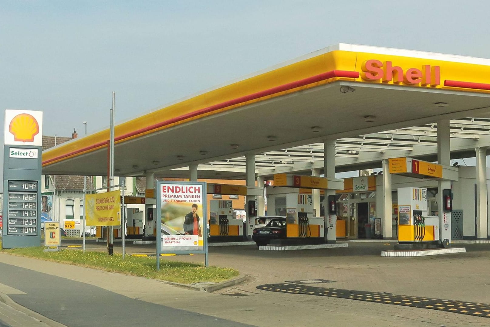 Bald auch für Elektroautos offen: Shell-Tankstellen.
