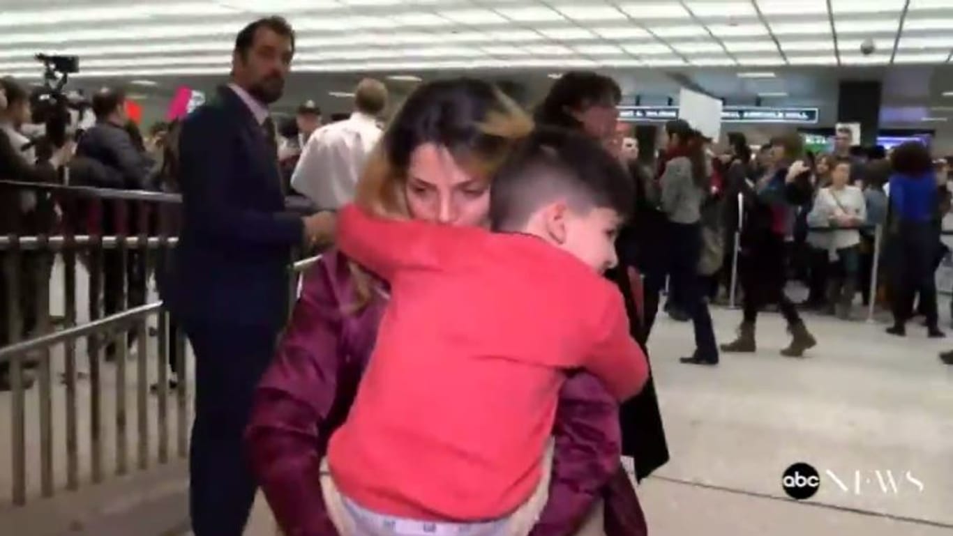 Emotionales Wiedersehen: Eine iranische Mutter nimmt ihren fünfjährigen Sohn in den Arm, nachdem dieser mehrere Stunden am Flughafen in Washington festgehalten wurde.