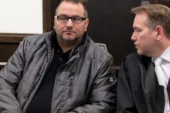 Mordprozess Höxter: Hauptangeklagter Wilfried W. (links) mit seinem Verteidiger im Landgericht Paderborn.