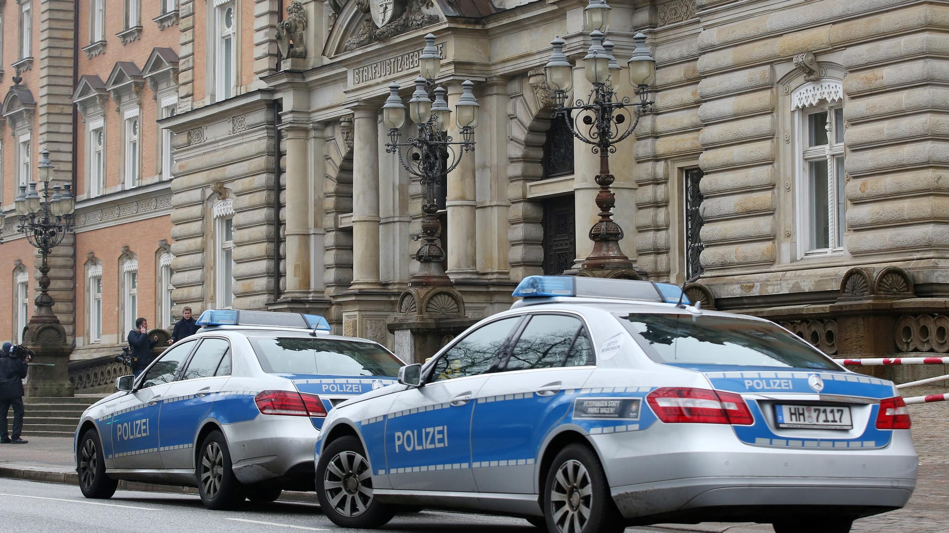Polizeiwagen vor dem Strafjustizgebäude in Hamburg.