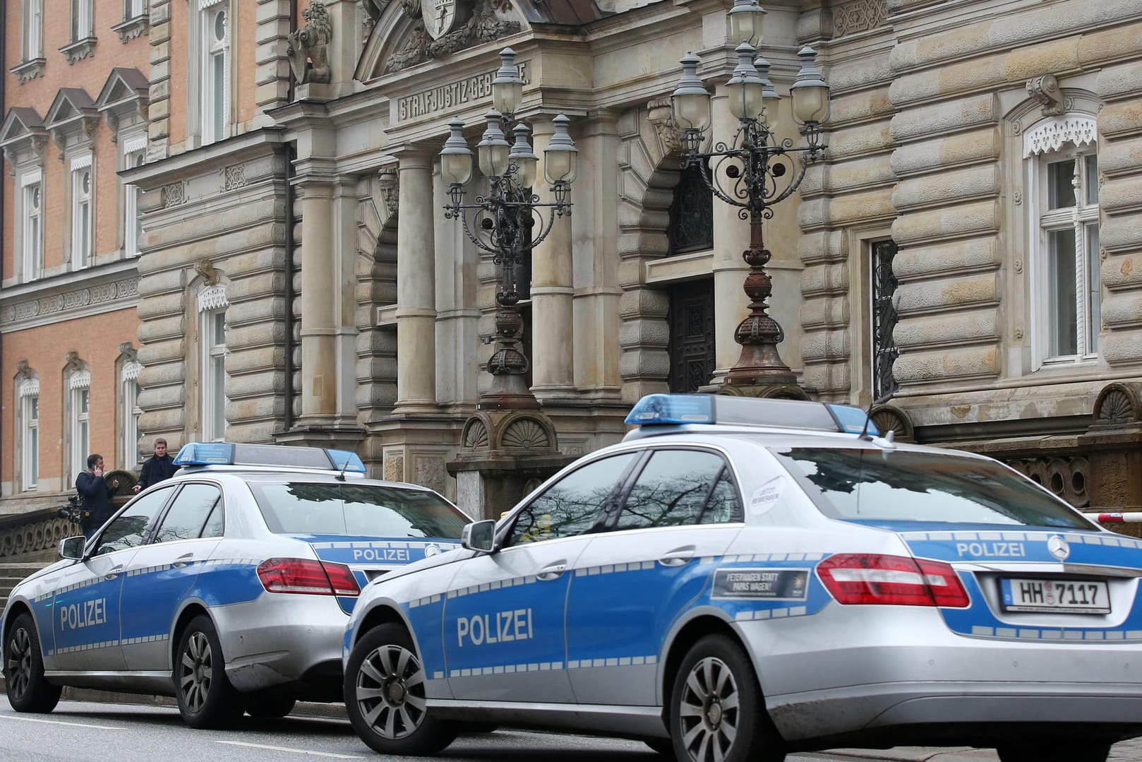 Polizeiwagen vor dem Strafjustizgebäude in Hamburg.
