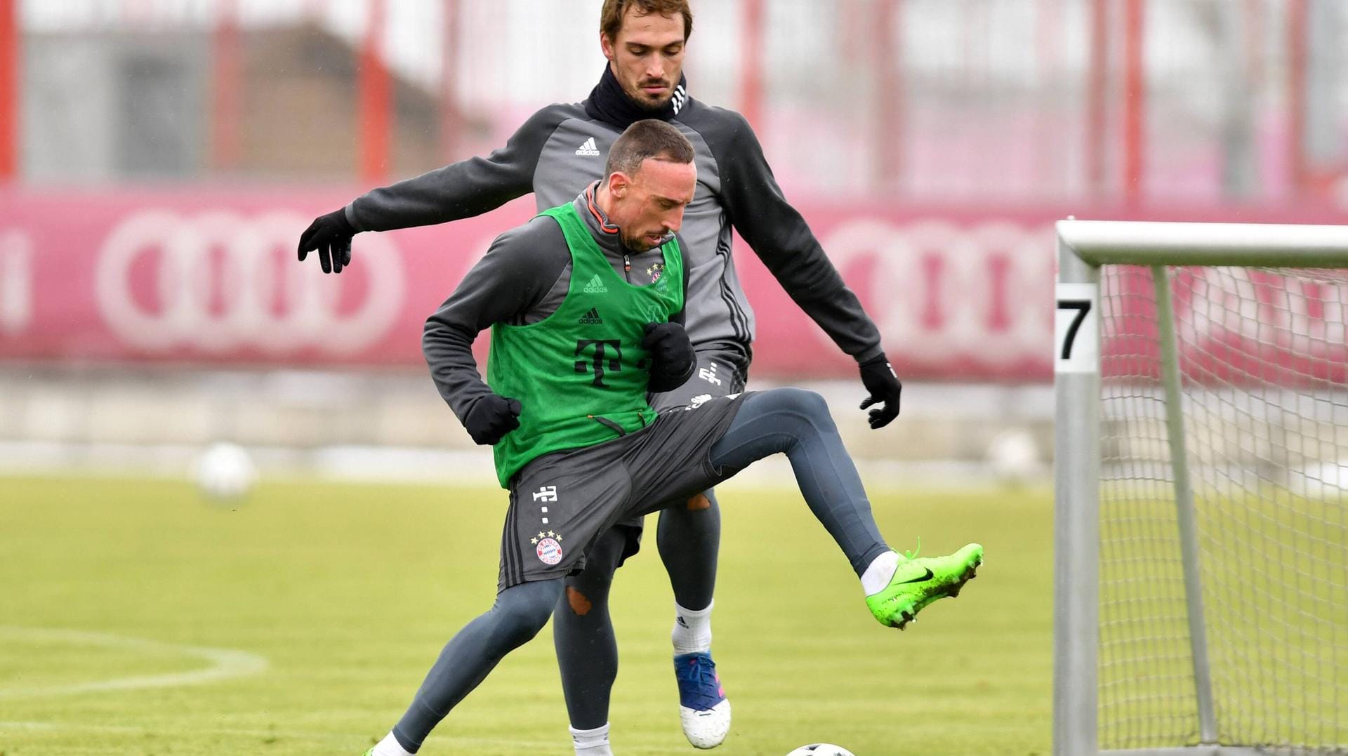 Zweikämpfer: Mats Hummels (hinten) und Franck Ribéry im Training des FC Bayern München. Zweikämpfer: Mats Hummels (hinten) und Franck Ribéry im Training des FC Bayern München.