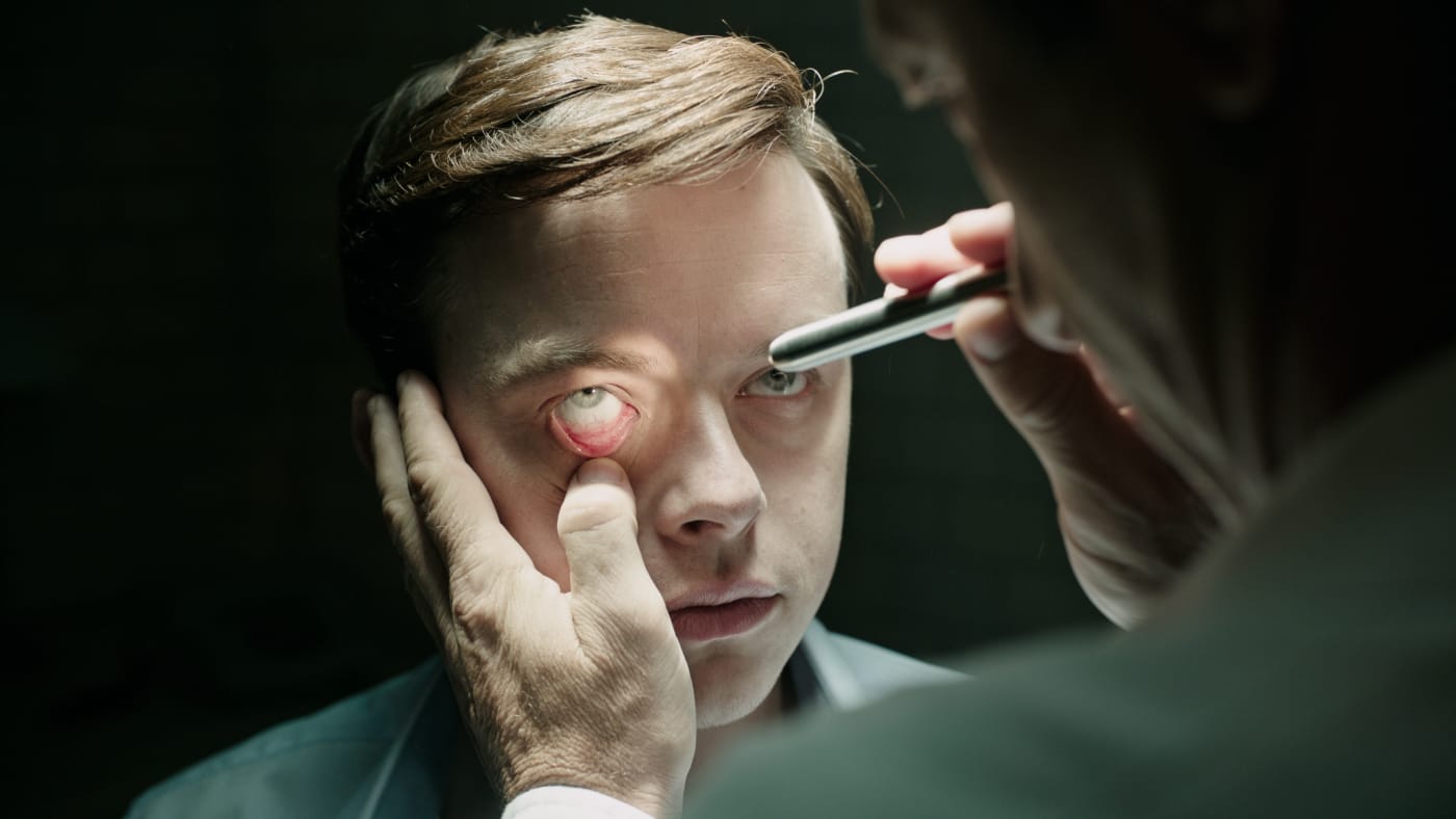 Lockhart (Dane DeHaan) ist den Ärzten der Kurklinik ausgeliefert.