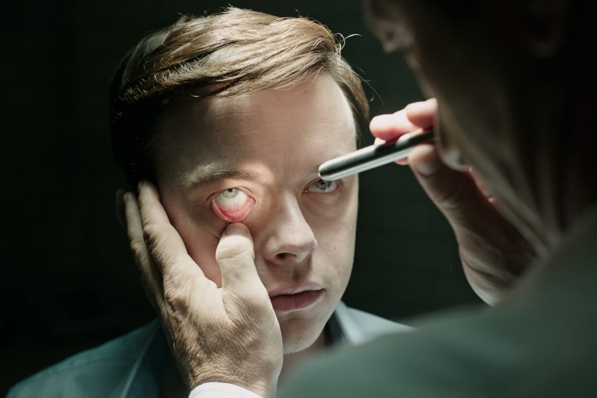 Lockhart (Dane DeHaan) ist den Ärzten der Kurklinik ausgeliefert.