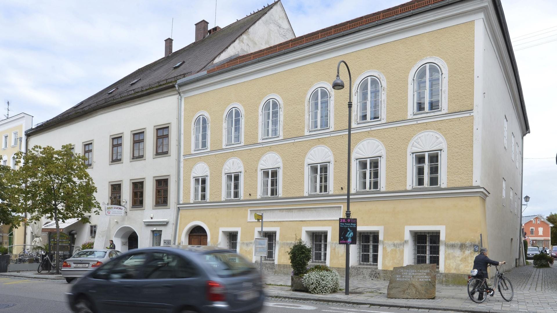 In diesem Eckhaus in Braunau am Inn wurde Adolf Hitler am 20. April 1889 geboren. In diesem Eckhaus in Braunau am Inn wurde Adolf Hitler am 20. April 1889 geboren.