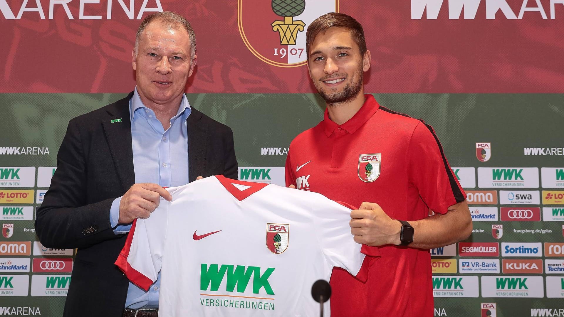 Moritz Leitner (re.) wird von Stefan Reuter vorgestellt.