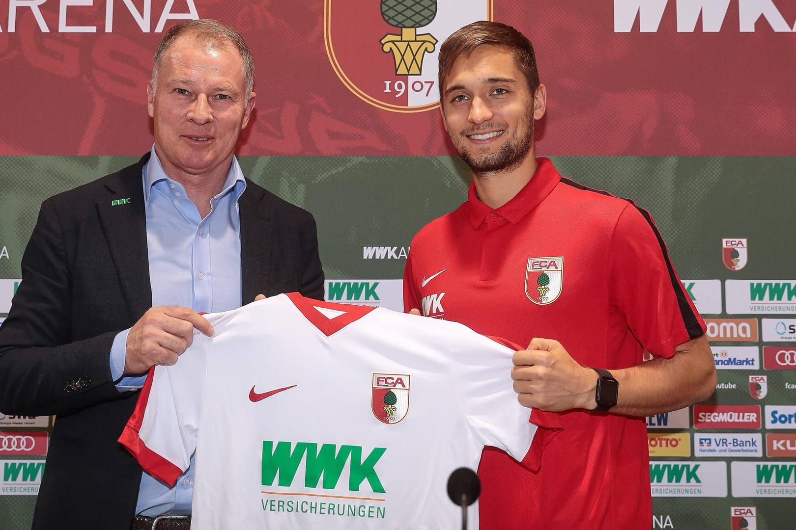 Moritz Leitner (re.) wird von Stefan Reuter vorgestellt.