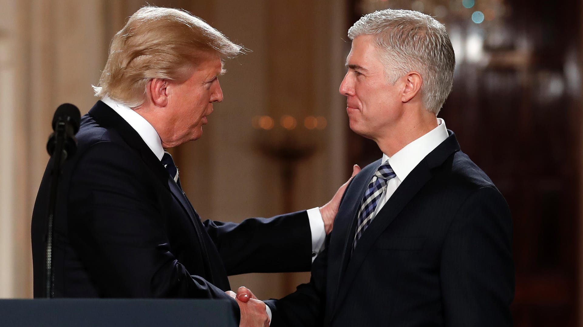 Donald Trump und Neil Gorsuch im Weißen Haus nach der Bekanntgabe der Entscheidung. Donald Trump und Neil Gorsuch im Weißen Haus nach der Bekanntgabe der Entscheidung.