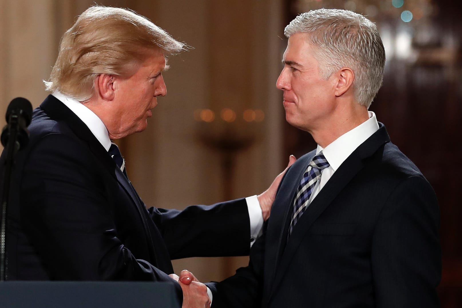 Donald Trump und Neil Gorsuch im Weißen Haus nach der Bekanntgabe der Entscheidung.