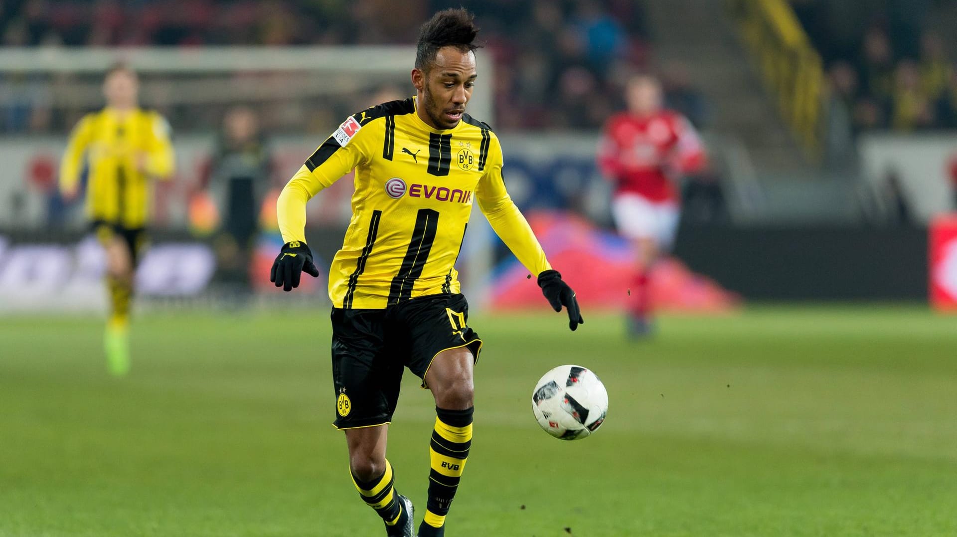 Pierre-Emerick Aubameyang führt die Torjägerliste der Bundesliga mit 16 Treffern an.