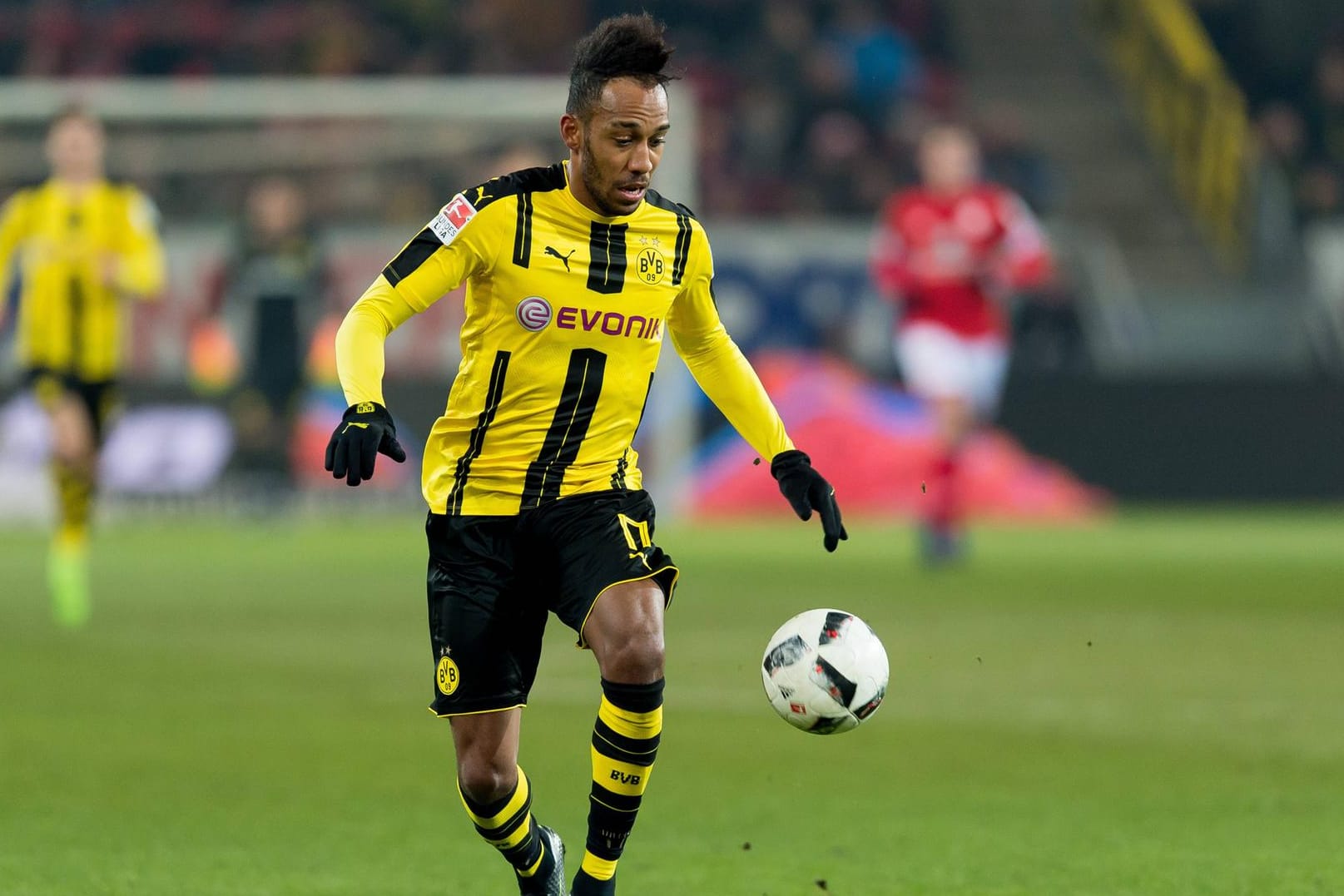 Pierre-Emerick Aubameyang führt die Torjägerliste der Bundesliga mit 16 Treffern an.