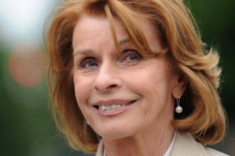 Senta Berger im Jahr 2013 bei Dreharbeiten des ARD-Films "Freundinnen" in München.