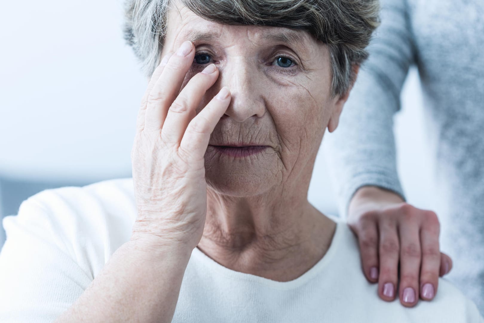 Gedächtnisverlust: Bei Alzheimer kommt es zu Eiweißablagerungen im Gehirn, die die Kommunikation zwischen den Nervenzellen stören.