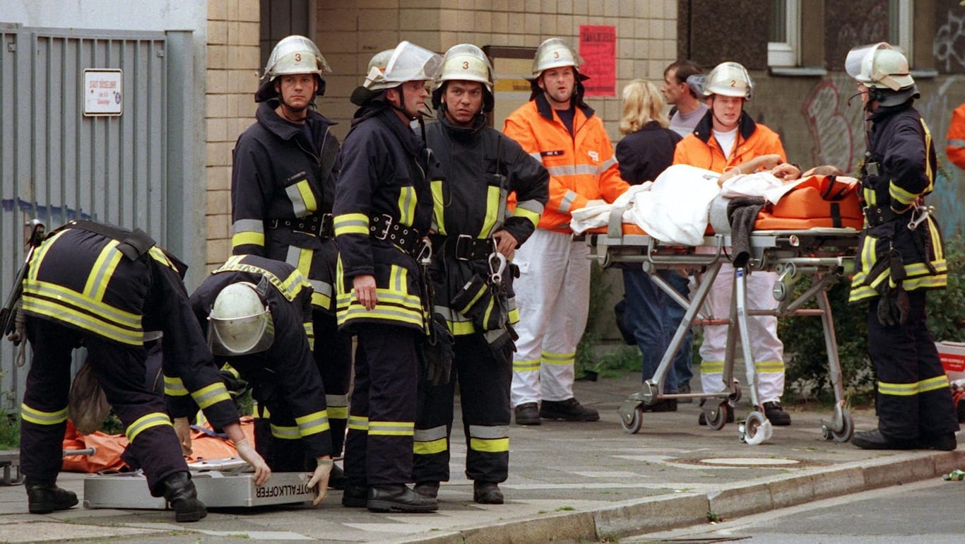 Rettungskräfte versorgen am 27.7.2000 vor dem Düsseldorfer S-Bahnhof Wehrhahn Verletzte. Bei der Explosion eines Sprengsatzes waren mehrere Menschen schwer verletzt worden.