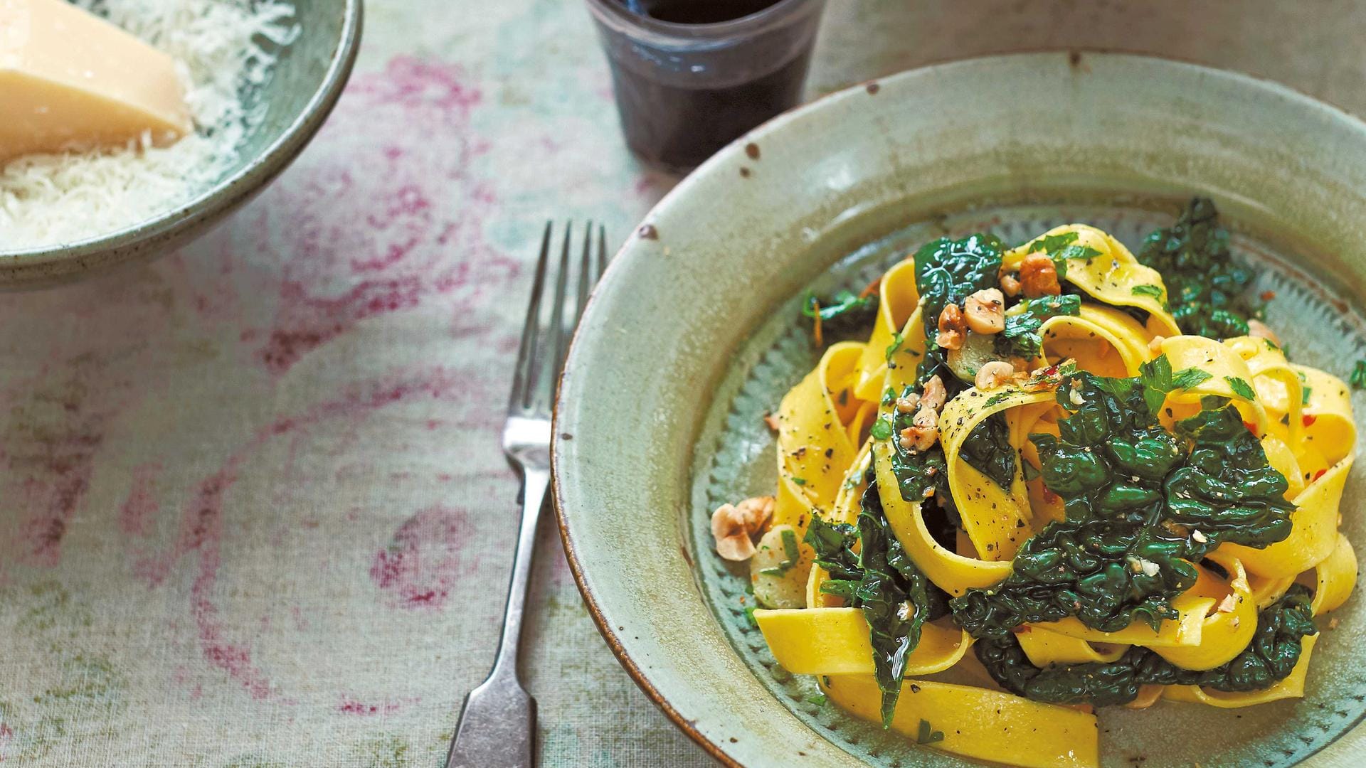 Pappardelle mit Cavolo nero, Chili & Haselnüssen.