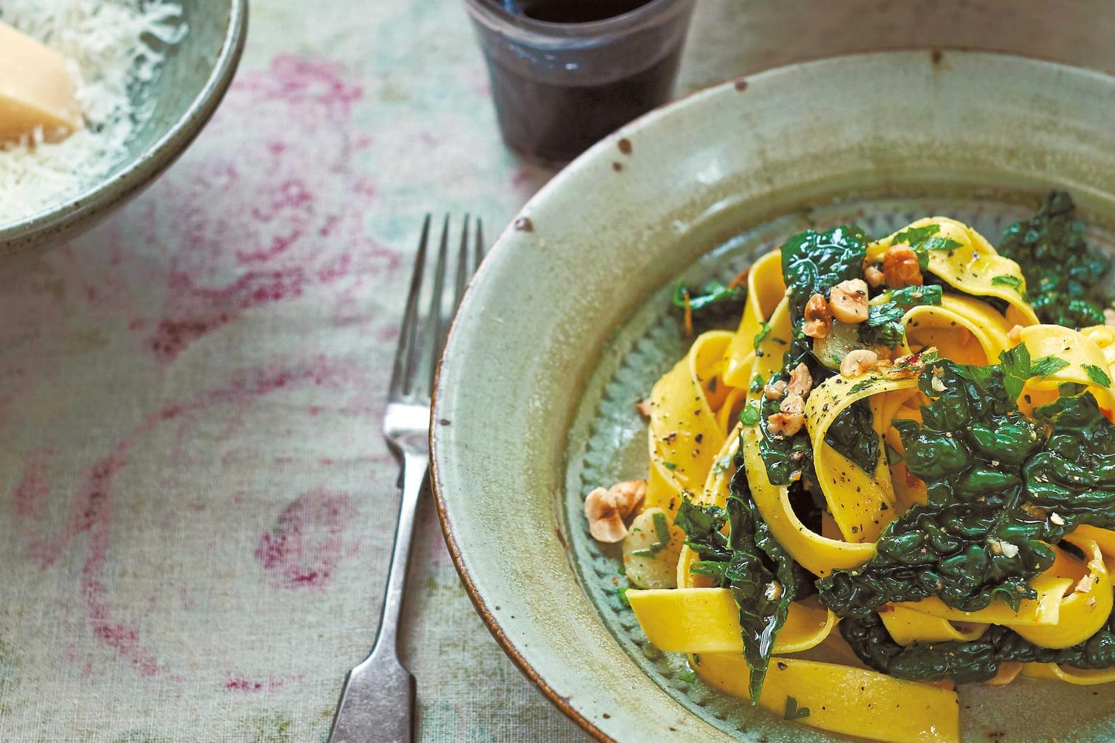 Pappardelle mit Cavolo nero, Chili & Haselnüssen.