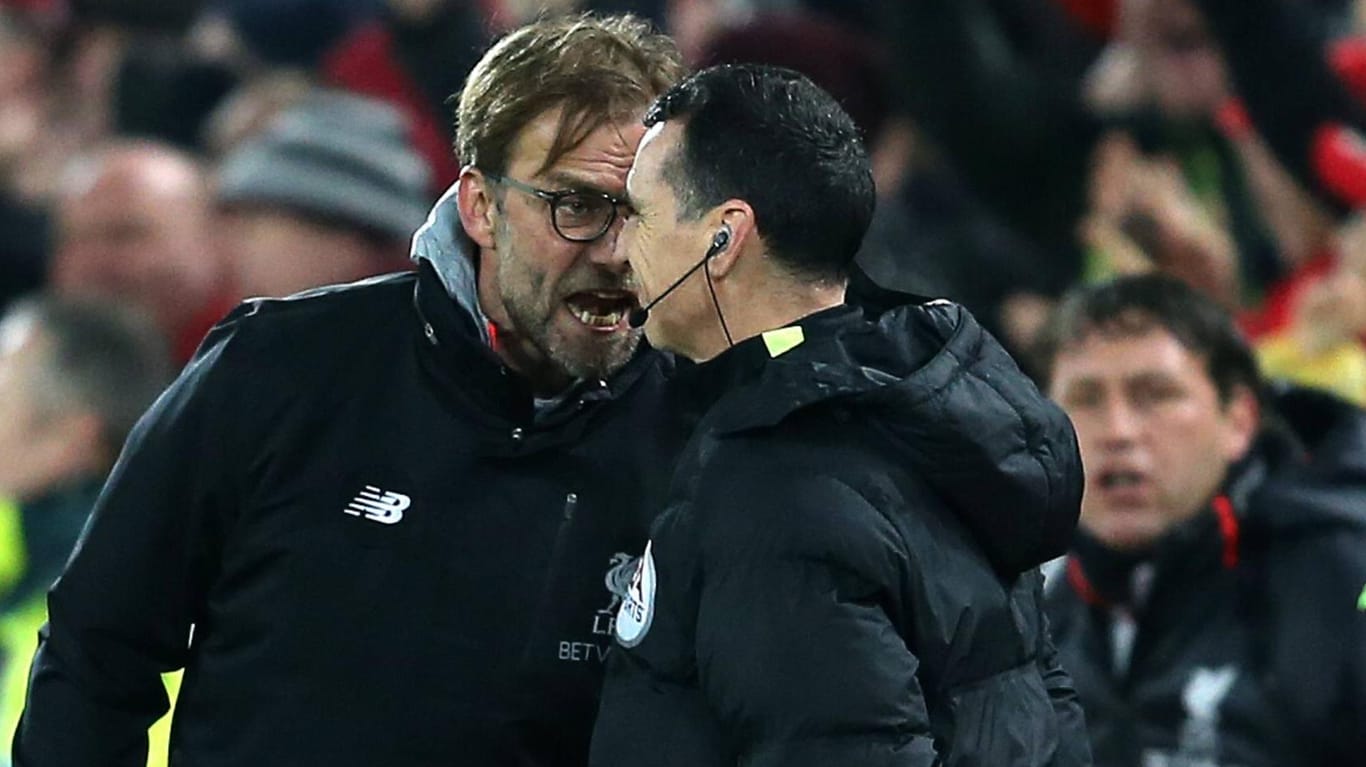 Liverpool-Coach Jürgen Klopp brüllt den vierten Offiziellen an.