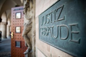 Das Landgericht Nürnberg-Fürth hat einen Mediziner zu einer mehrjährigen Haftstrafe verurteilt.