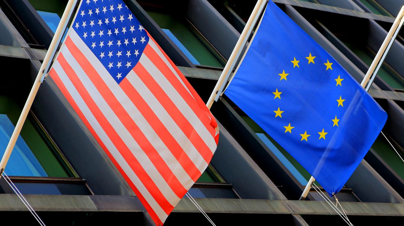 Die Fahnen der USA und EU an einem Gebäude in Helsinki.