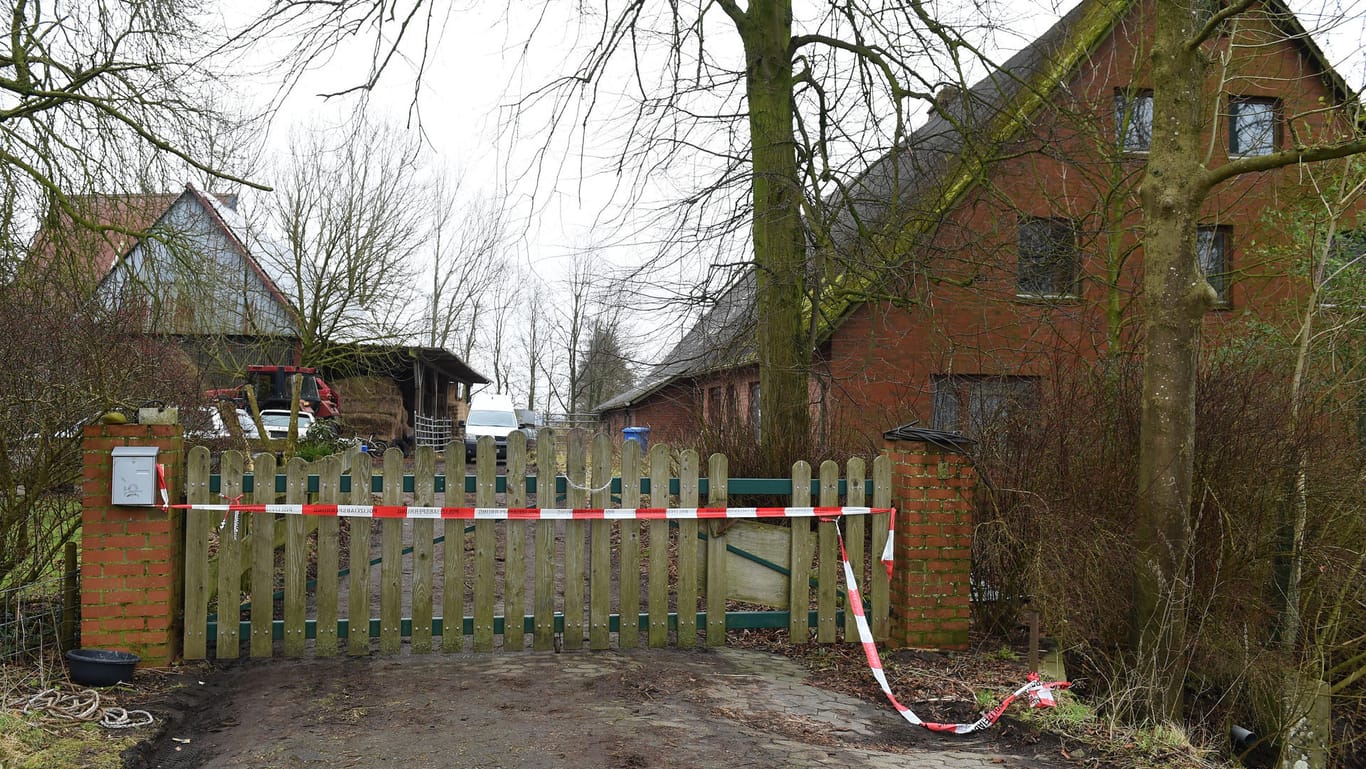 Auf diesem Hof in Osterbruch-Norderende (Niedersachsen) wurde ein Veterinär durch einen Schuss schwer verletzt.