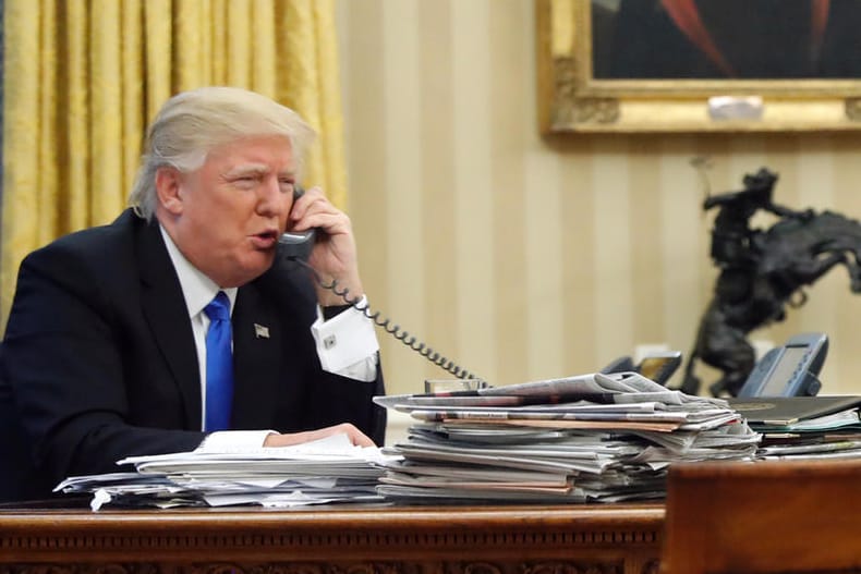 US Präsident Donald Trump telefoniert mit dem Premierminister von Australien, Malcolm Turnbull, im Oval Office vom Weißen Haus in Washington DC am 28.01.2017. In der Mitte der Nationale Sicherheitsberater Michael Flynn, center, und Chefstratege Steve Bannon rechts.