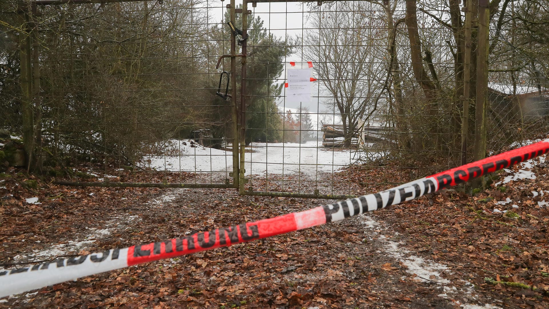 Absperrband der Polizei vor der Zufahrt zu einem privaten Grundstück in der Nähe von Arnstein bei Würzburg. Absperrband der Polizei vor der Zufahrt zu einem privaten Grundstück in der Nähe von Arnstein bei Würzburg.