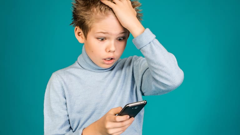 Wann ist der beste Zeitpunkt, um Ihrem Kind ein Smartphone zu schenken?