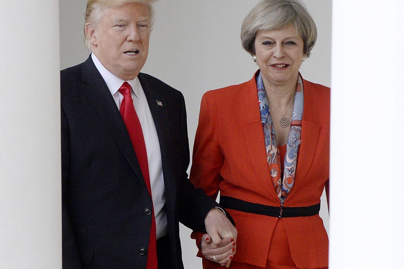 Trump und May: Begibt sich die britische Premierministerin mit ihrem Brexit-Kurs in eine gefährliche Abhängigkeit?