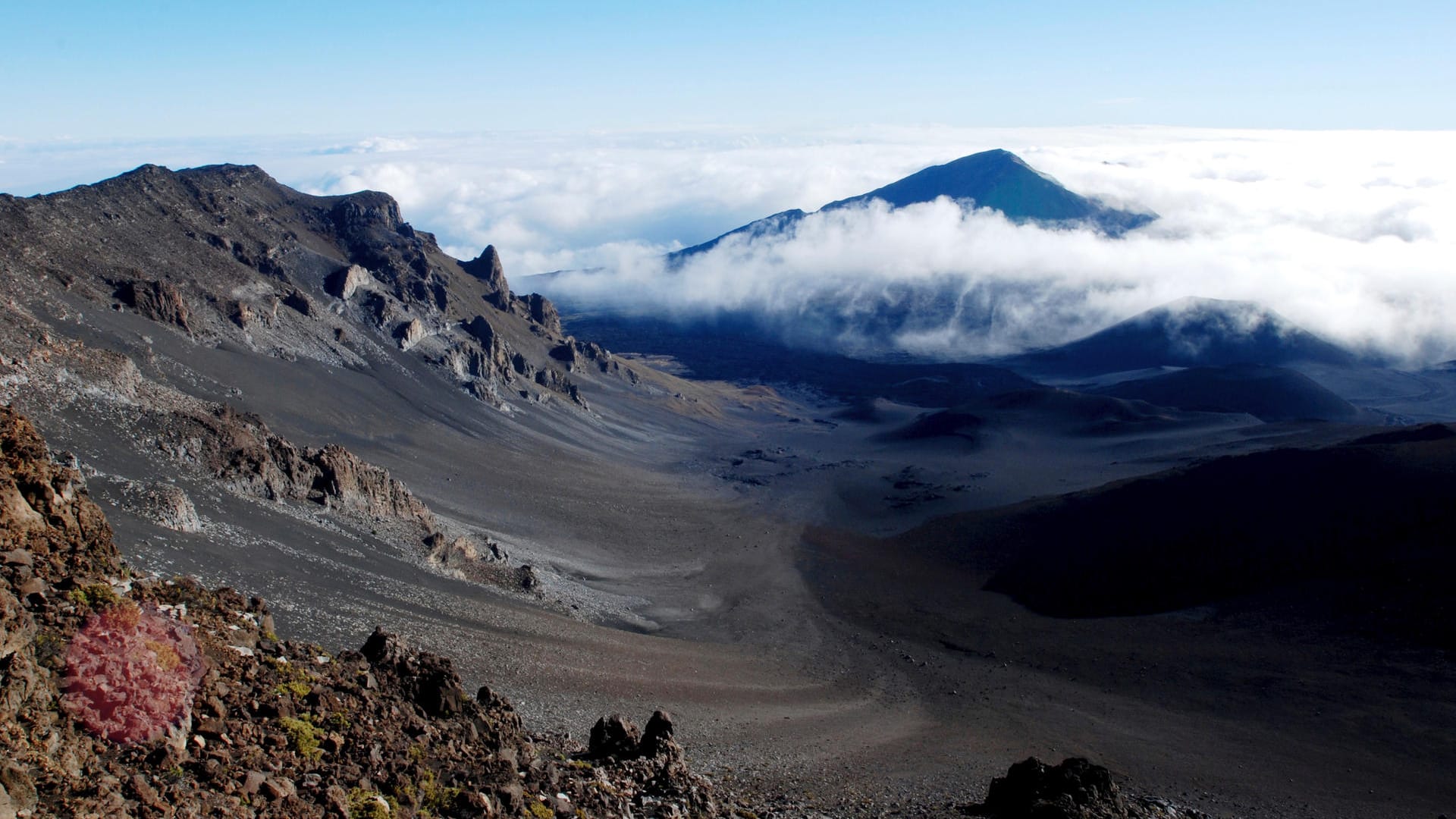 Wolken säumen den Gipfel des Vulkans Haleakala auf der Insel Maui, Hawaii (USA).