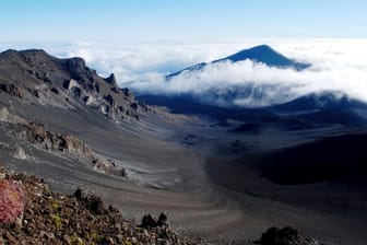 Wolken säumen den Gipfel des Vulkans Haleakala auf der Insel Maui, Hawaii (USA).