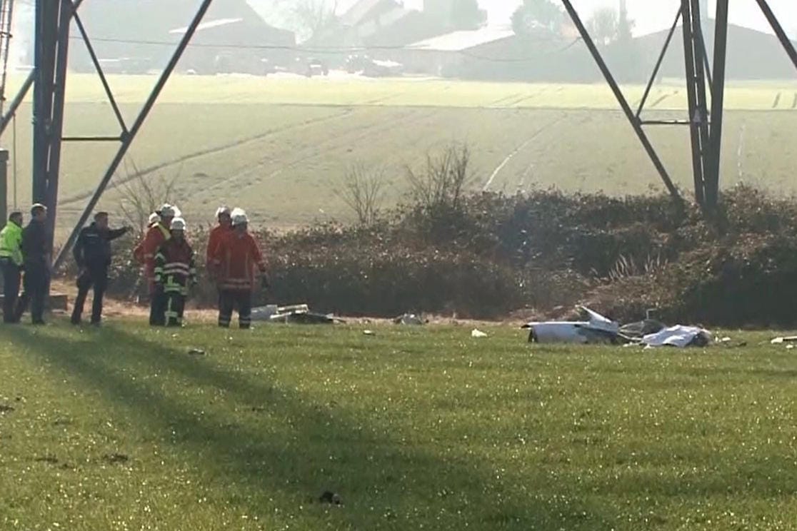 Leichtflugzeug kollidiert mit Windkraftanlage.