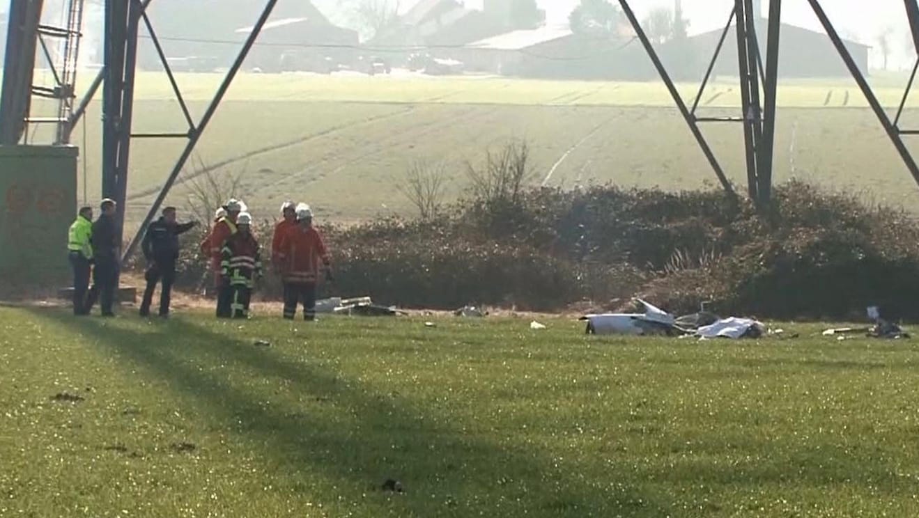 Leichtflugzeug kollidiert mit Windkraftanlage.