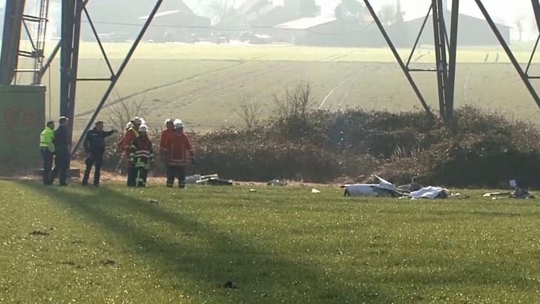 Leichtflugzeug kollidiert mit Windkraftanlage.