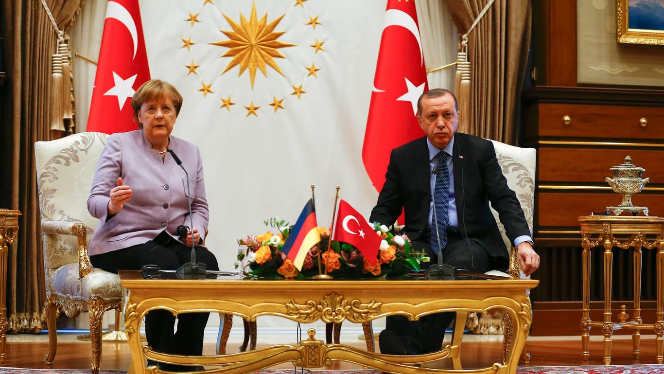Bundeskanzlerin Angela Merkel (l.) findet in der Türkei klare Worte gegenüber dem türkischen Staatspräsidenten Recep Tayyip Erdogan.