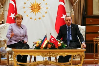 Bundeskanzlerin Angela Merkel (l.) findet in der Türkei klare Worte gegenüber dem türkischen Staatspräsidenten Recep Tayyip Erdogan.