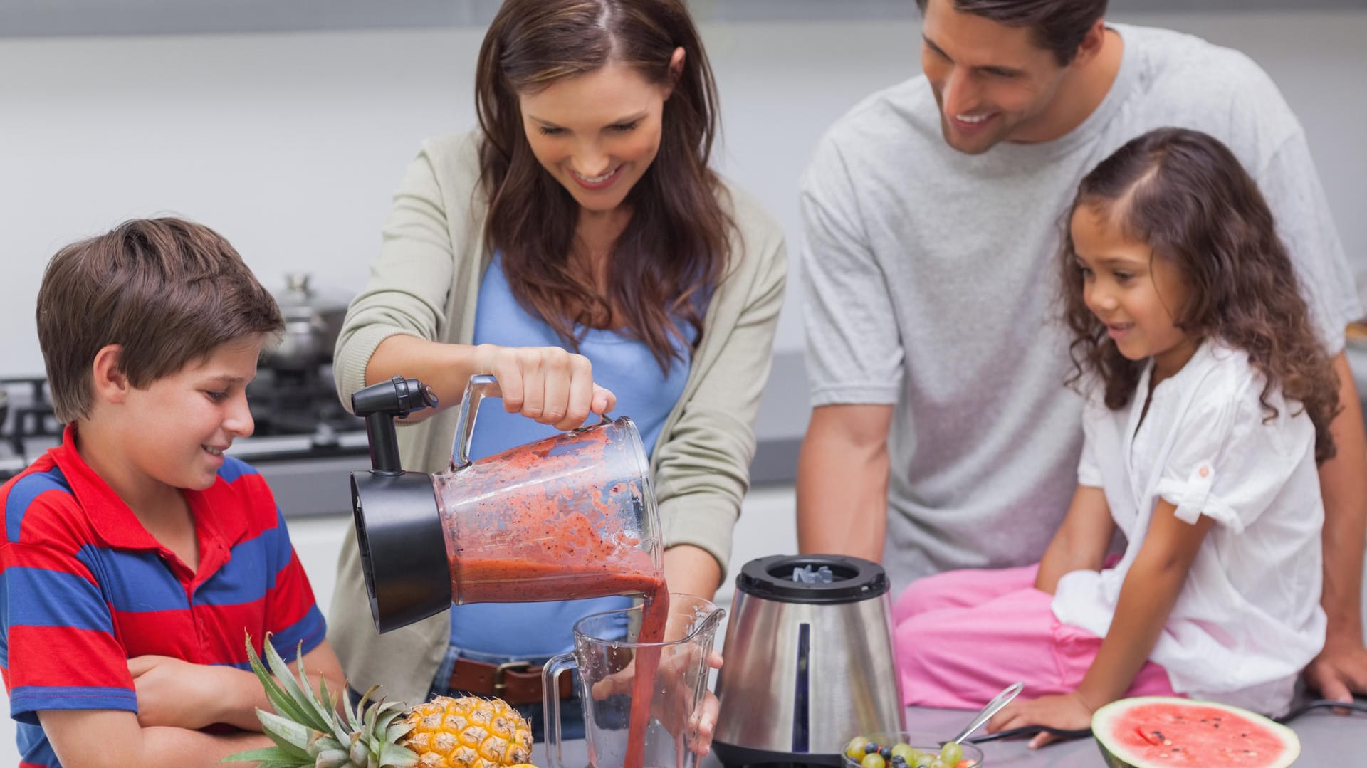 Familie macht sich Smoothies: Mixen Sie Ihre Smoothies lieber selber.