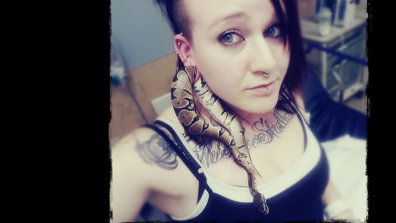 Auf ihrem Facebook-Account postete Ashley Glawe stolz Fotos von sich, ihren Tattoos und der Schlange Bart in ihrem Ohrloch.