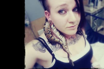 Auf ihrem Facebook-Account postete Ashley Glawe stolz Fotos von sich, ihren Tattoos und der Schlange Bart in ihrem Ohrloch.