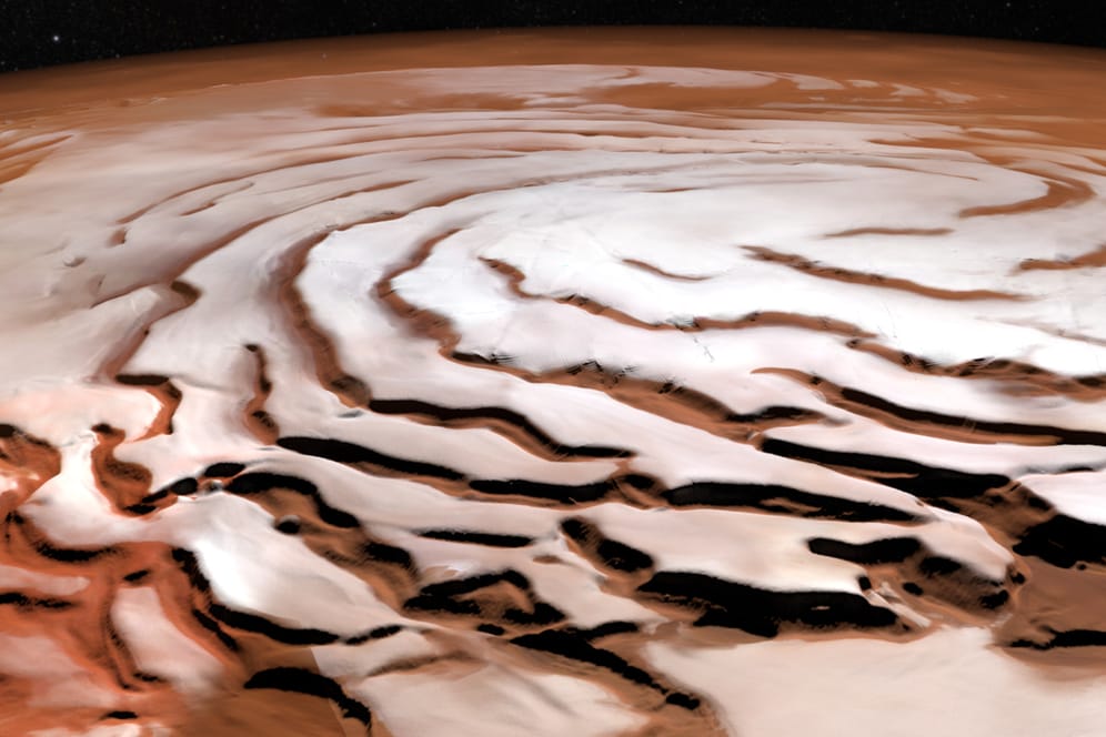 Dieses Bild vom Mars zeigt eine riesige, eisige Spirale am Nordpol des Planeten. Das Motiv wurde aus Aufnahmen der Esa-Sonde Mars Express zusammengesetzt.