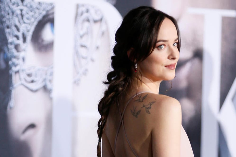 "Fifty Shades of Grey"-Hauptdarstellerin Dakota zeigt bei der Filmpremiere in Los Angeles Mut zur Schulter.