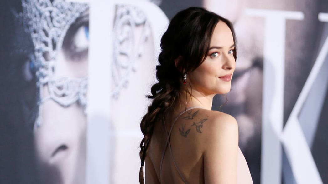 "Fifty Shades of Grey"-Hauptdarstellerin Dakota zeigt bei der Filmpremiere in Los Angeles Mut zur Schulter.