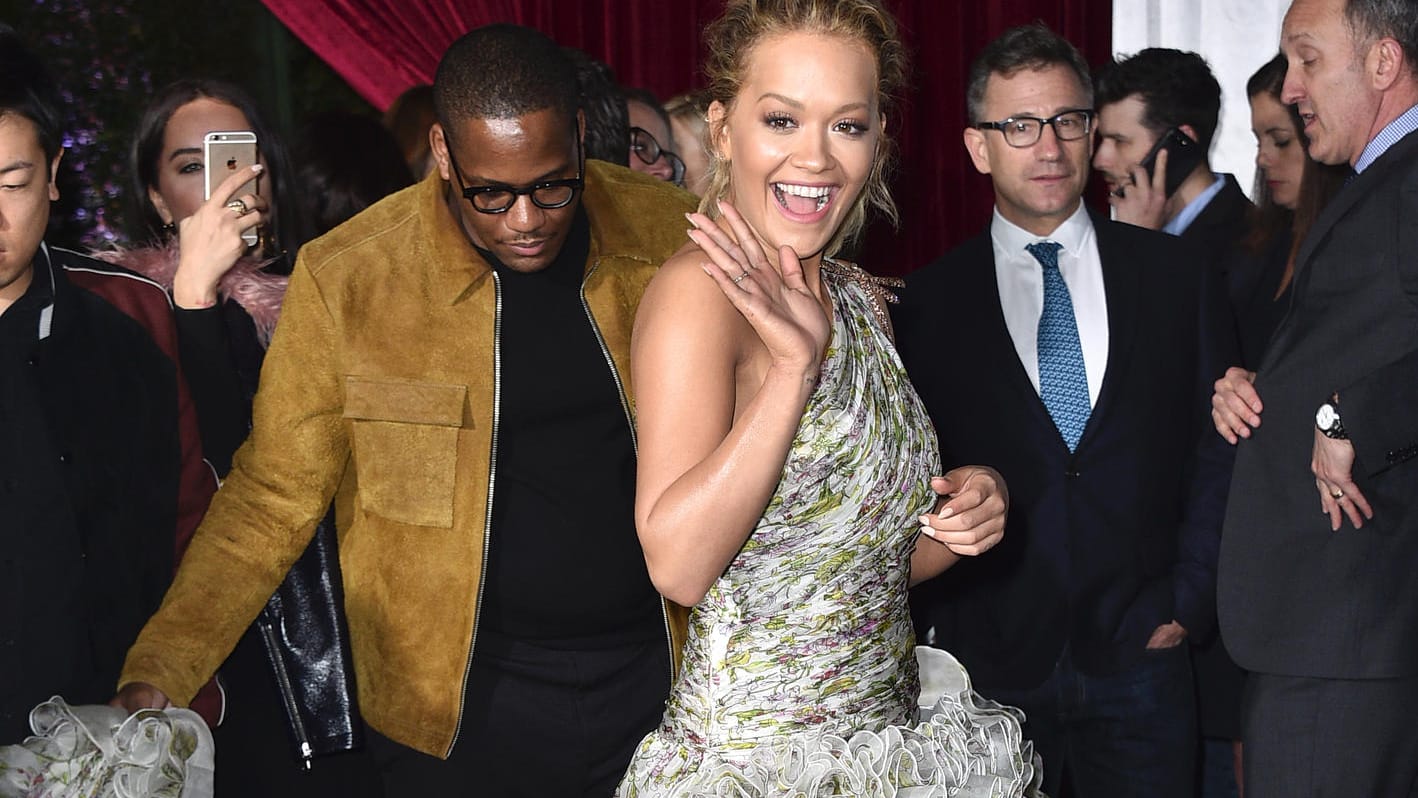 Popstar Rita Ora kam in einem Kleid mit Mega-Schleppe: Sie spielt Christian Greys Halbschwester Mia.