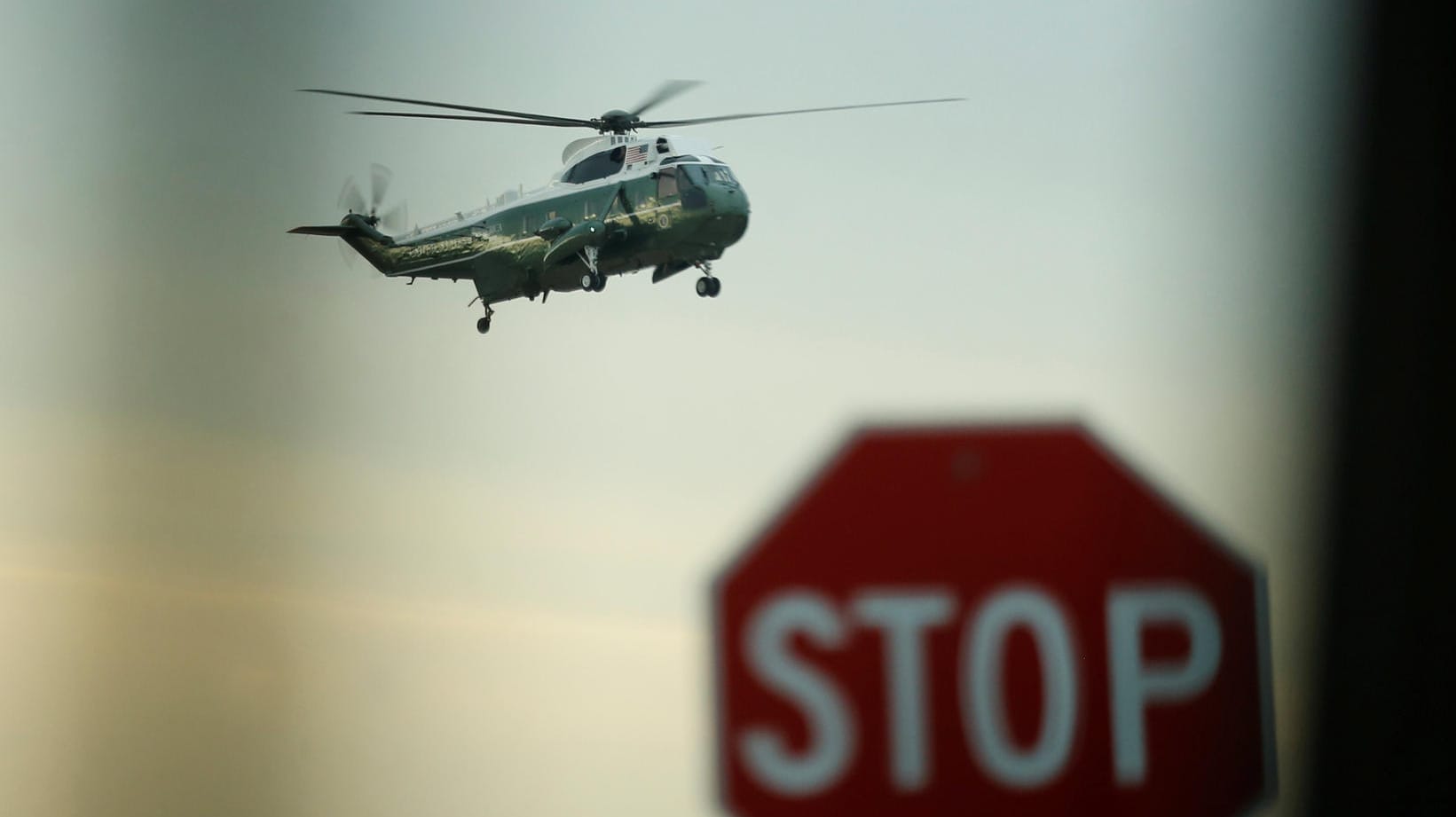 Hubschrauber der US-Marine mit Donald Trump an Bord auf dem Weg zur Familie des getöteten Unteroffiziers. Hubschrauber der US-Marine mit Donald Trump an Bord auf dem Weg zur Familie des getöteten Unteroffiziers.