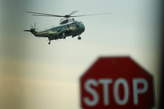 Hubschrauber der US-Marine mit Donald Trump an Bord auf dem Weg zur Familie des getöteten Unteroffiziers.