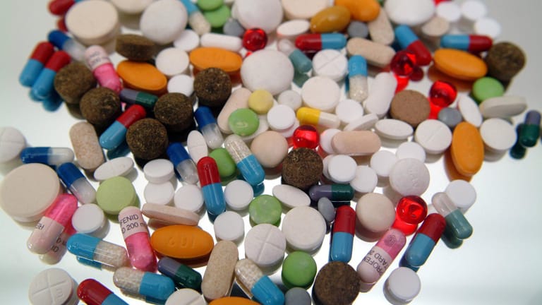 Magnesiumpräparate: Viele unterschiedliche Tabletten und Nahrungsergänzungsmittel nebeneinander