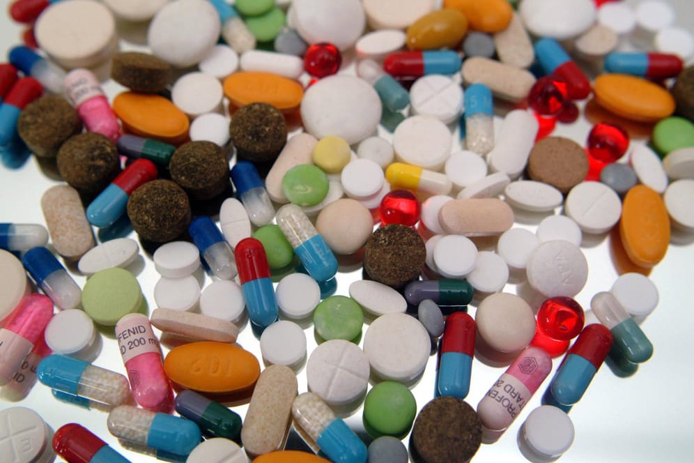 Magnesiumpräparate: Viele unterschiedliche Tabletten und Nahrungsergänzungsmittel nebeneinander
