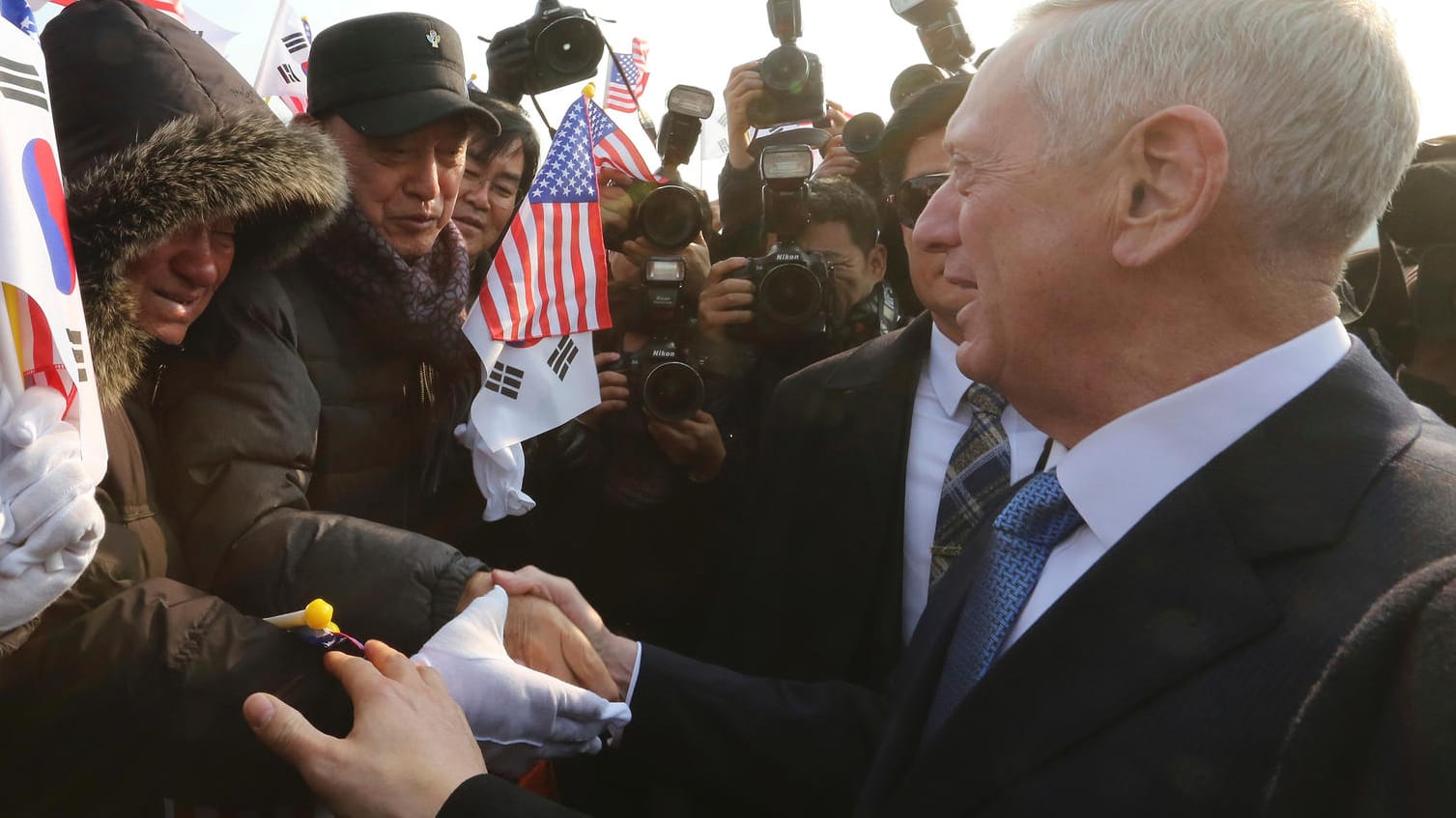 US-Verteidigungsminister Jim Mattis (r.) warnt Nordkorea.